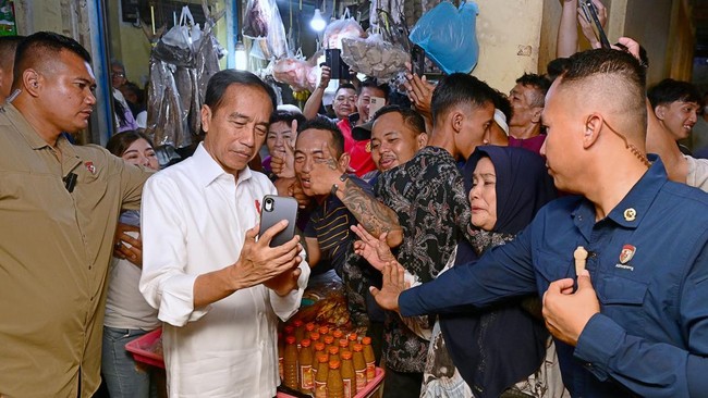 Sapa Warga Pasar Pontianak, Jokowi Ucapkan Pamitan dan Mohon Maaf