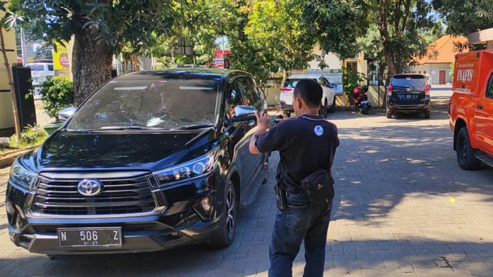 Kaca mobil bacabup Pasuruan Gus Mujib pecah dilempar batu oleh orang tak dikenal