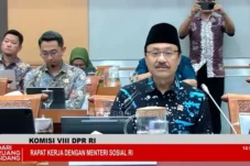 Menteri Sosial Saifullah Yusuf saat rapat kerja dengan Komisi VIII DPR RI di Gedung Parlemen, Jakarta, Selasa (27/1/2026). doc: YouTube/ TVR Parlemen