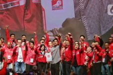 Kaesang Pangarep (tengah) usai menerima surat keputusan pengangkatan sebagai Ketua Umum Partai Solidaritas Indonesia (PSI) dari Wakil Ketua Dewan Pembina PSI Grace Natalie pada Kopdarnas Deklarasi Sikap Politik PSI di Jakarta, Senin (25/9/2023). (Liputan6.com/Angga Yuniar)