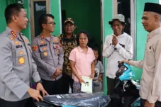 Kapolres Metro Depok, Kombes Pol Abdul Waras memberikan bantuan dan tali asih kepada Ajat Sudrajat penjual es kue di rumahnya Desa Rawa Panjang, Bojonggede, Kabupaten Bogor. (Sumber: Istimewa, Poskota)