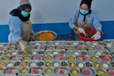 Ilustrasi. Pekerja menata menu makanan saat proses pemorsian di Satuan Pelayanan Pemenuhan Gizi (SPPG) Tambakrejo, Purworejo, Jawa Tengah, Kamis (13/11/2025). ANTARA FOTO/Anis Efizudin/YU