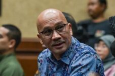 Terdakwa kasus dugaan korupsi pengadaan Chromebook di Kemendikbudristek tahun 2019-2022 Mulyatsyah (tengah) bersiap mengikuti sidang dakwaan di Pengadilan Tipikor, Jakarta Pusat, Selasa, 16 Desember 2025. Tiga terdakwa yaitu Ibrahiem Arief, Mulyatsyah dan Sri Wahyuningsih didakwa merugikan keuangan negara sebesar Rp2,18 triliun terkait dugaan korupsi pengadaan Chromebook di Kemendikbudristek. ANTARA FOTO/Fakhri Hermansyah/nym. (ANTARA FOTO/FAH) (Antara)