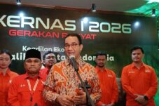 Mantan Gubernur DKI Jakarta sekaligus Anggota Kehormatan Ormas Gerakan Rakyat, Anies Baswedan saat memberikan keterangan usai pembukaan Rakernas I Gerakan Rakyat di Jakarta, Sabtu (17/1/2026)