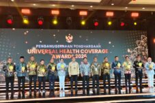 Kab Kepulauan Sula menerima penghargaan UHC
