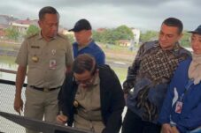 Gubernur DKI Jakarta Pramono Anung Wibowo menandatangani prasasti peresmian Waduk Cilangkap Giri Kencana, Jakarta Timur, Senin (12/1/2026). (Foto: Antara/Nusawarta.id)