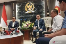 Wakil Ketua DPR RI Sufmi Dasco Ahmad bersama Menteri Sekretaris Negara Prasetyo Hadi di kompleks parlemen, Jakarta, Senin (19/1/2026). (ANTARA/Bagus Ahmad Rizaldi)