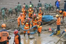 Basarnas Bandung menghentikan operasi SAR lantaran cuca ekstrem di lokasi longsor Cisarua. (Dok SAR Bandung)