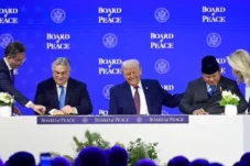 Presiden RI Prabowo Subianto menandatangani Piagam Dewan Perdamaian Gaza di sela World Economic Forum 2026 di Davos, Swiss, Kamis (22/1/2026). (Dok. Tim Media Presiden/Instagram)