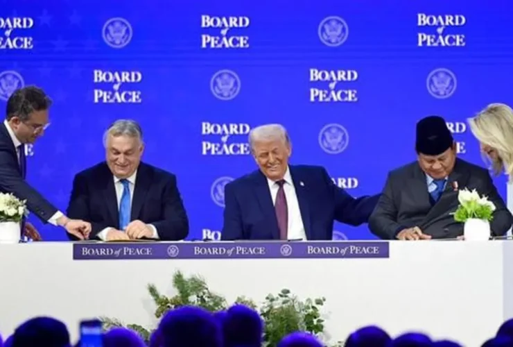 Presiden RI Prabowo Subianto menandatangani Piagam Dewan Perdamaian Gaza di sela World Economic Forum 2026 di Davos, Swiss, Kamis (22/1/2026). (Dok. Tim Media Presiden/Instagram)