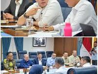 Sekretaris Kabinet Teddy Indra Wijaya memimpin rapat pada Kamis (8/1/2026) malam bersama sejumlah menteri dan direktur utama BUMN . Foto:Instagram