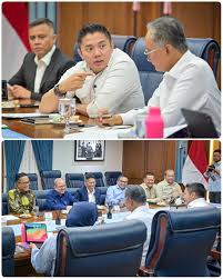 Sekretaris Kabinet Teddy Indra Wijaya memimpin rapat pada Kamis (8/1/2026) malam bersama sejumlah menteri dan direktur utama BUMN . Foto:Instagram