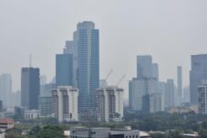 Langit Jakarta telah berubah dari biru cerah menjadi kelabu tebal.