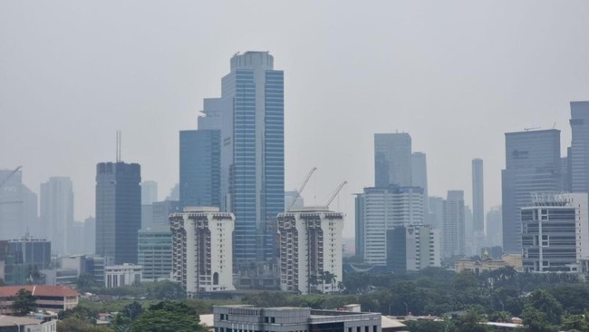 Langit Jakarta telah berubah dari biru cerah menjadi kelabu tebal.