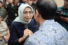 Mantan Mendikbudristek Nadiem Makarim menyalami Eks Dirut ASDP Ira Puspadewi di ruang sidang Pengadilan Tipikor Jakarta. Foto/Nur Khabibi