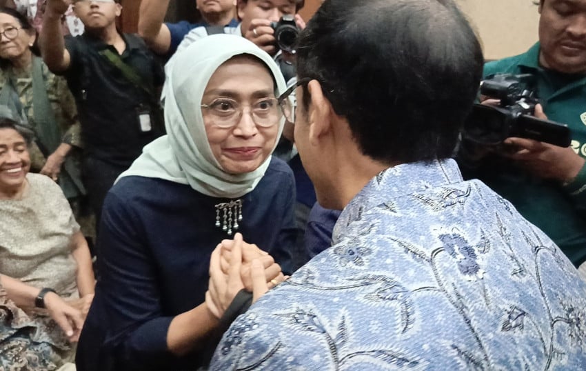 Mantan Mendikbudristek Nadiem Makarim menyalami Eks Dirut ASDP Ira Puspadewi di ruang sidang Pengadilan Tipikor Jakarta. Foto/Nur Khabibi