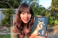 Makna Dibalik Cover Buku “Broken Strings” Karya Aurelie (Foto: youtube.com/@MrsAurelie)