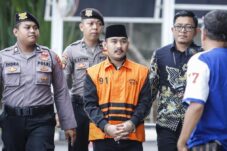 KPK usut aliran uang korupsi ke Bupati Bekasi Ade Kuswara. (ANTARA FOTO/ASPRILLA DWI ADHA)