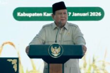 residen Prabowo Subianto menyampaikan paparan dalam acara panen raya di Cilebar, Karawang, Jawa Barat. (Foto:Google)