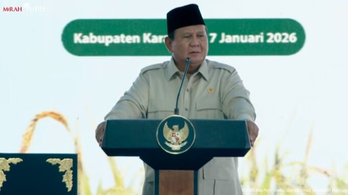 residen Prabowo Subianto menyampaikan paparan dalam acara panen raya di Cilebar, Karawang, Jawa Barat. (Foto:Google)