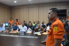 Kepala Kantor Basaras Kelas A Makassar Muhammad Arif Anwar (kanan) menyampaikan arahan, strategi dan masukan dalam rapat internal Operasi SAR untuk mengevakuasi korban dan serpihan pesawat ATR 42-500 usai kecelakaan di Gunung Bulusaraung, Pangkep ,di Kantor Basarnas Makassar, Sulawesi Selatan, Minggu (18/1/2026). ANTARA/HO-Dokumentasi Basarnas Makassar.