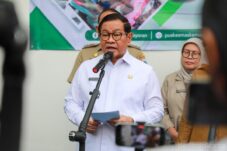 Penyiraman air kerjas pelajar di Jakarta