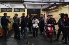 Polda metro jaya tangkap pemuda yang hendak tawuran di jaktim