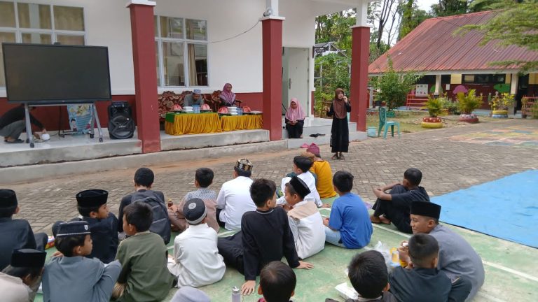 Tanamkan Semangat Kepedulian di Bulan Ramadhan, Siswa SDN 229 Waru Berbagi Takjil
