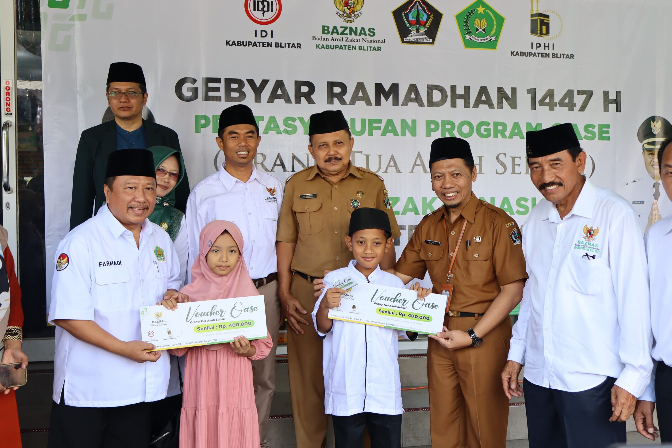 300 Anak Yatim Piatu Blitar Terima Baju Lebaran 2026 Lewat Program OASE BAZNAS