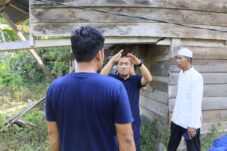 Bupati Irwan Bachri Syam Tinjau Rumah Lansia 102 Tahun di Mekarsari