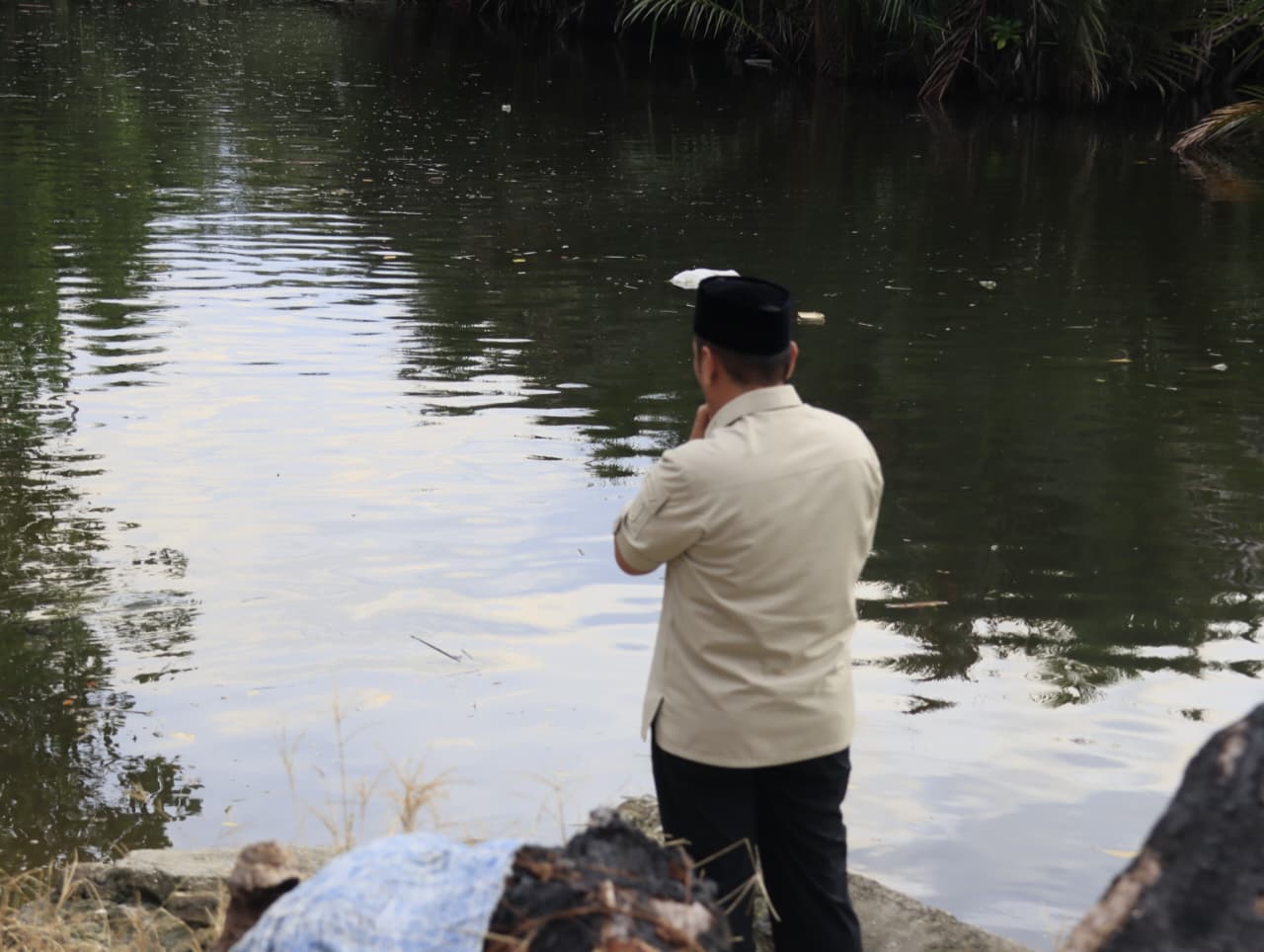 Bupati Lutim Tinjau Tanggul Rusak di TPI Turunan Bajo