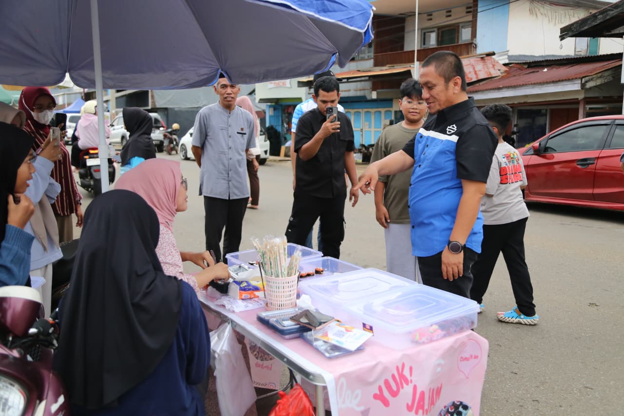 Bupati Irwan Kunjungi Pasar Ramadhan di Sungai Malili