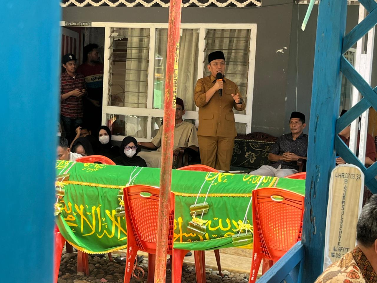 Bupati Irwan Lepas Jenazah H. Sjamsul Bachrie