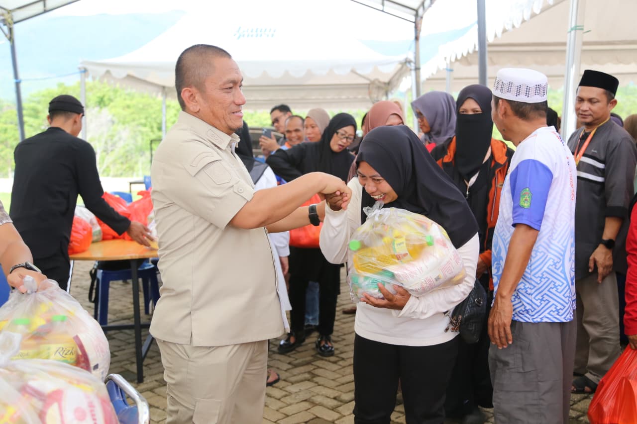 Bupati dan Wakil Bupati Lutim Bagikan Paket Lebaran