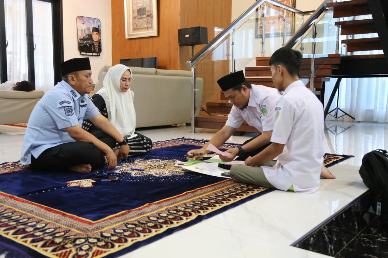 Bupati Luwu Timur Tunaikan Zakat Fitrah di Baznas