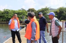 Bupati Lutim Tinjau Pantai di Danau Matano