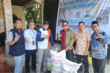 Pemkab Luwu Timur Salurkan Pupuk Bersubsidi untuk 1.163 Pembudidaya Ikan