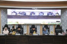 Bupati dan Wabup Lutim Serahkan Ranperda Penyertaan Modal Perumdam Waemami ke DPRD