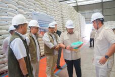Anggota DPR RI Gus Mamak Tinjau Gudang BULOG Malang