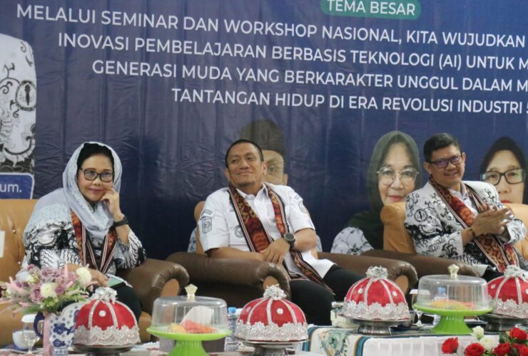 Bupati Luwu Timur Buka Seminar Nasional PGRI