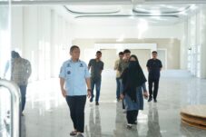 Bupati Luwu Timur Tinjau Progres Perbaikan Gedung Wanita Simpurusiang