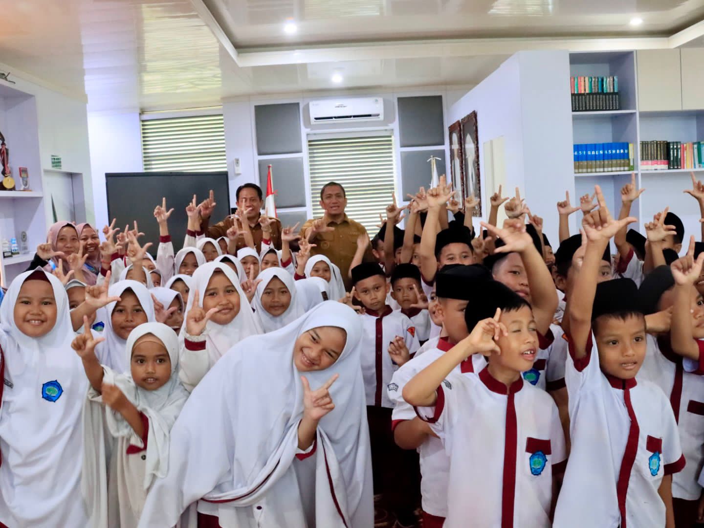 Puluhan Siswa SDIT Insan Rabbani Ikuti Outing Class Bersama Bupati Luwu Timur