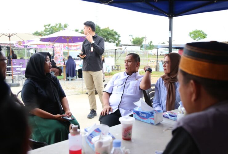Bupati Luwu Timur Bantu Ibu Penjual yang Tinggal di Lapak Bersama Anak-anaknya