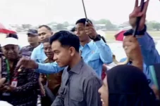 Wapres Gibran Disambut Ratusan Warga di Tengah Hujan