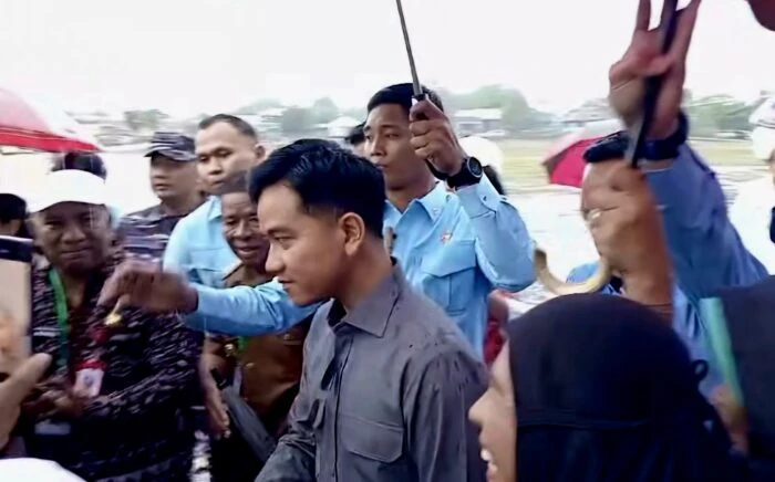 Wapres Gibran Disambut Ratusan Warga di Tengah Hujan