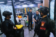 Polda Metro Jaya Kerahkan Brimob Amankan Operasi Penggerebekan Judi Online