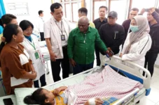 Jenguk Korban Keracunan MBG di Surabaya