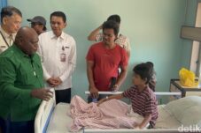 Jenguk Korban Keracunan MBG di Surabaya