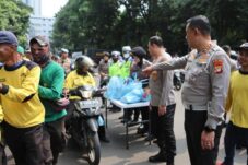 Polda Metro Jaya Bagikan 350 Paket Sembako untuk Pengemudi Ojol