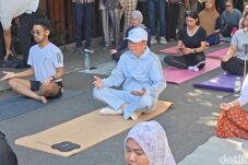 Jokowi Yoga Bareng Warga di Depan Rumah Solo